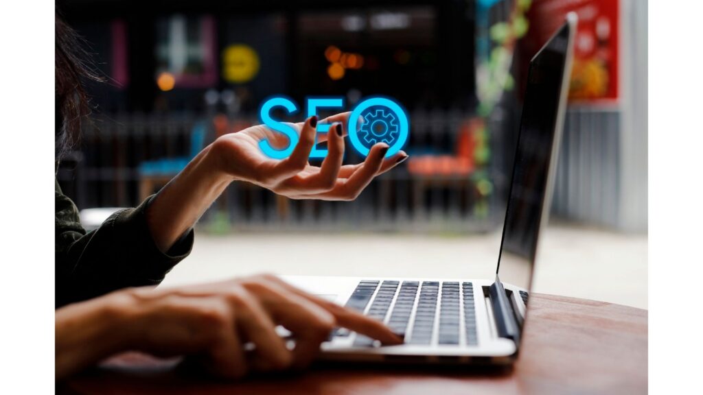 Un assistant marketing pratiquant le référencement local pour son entreprise