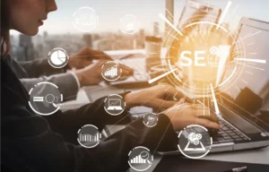 Des étudiants apprenant les fondamentaux du SEO