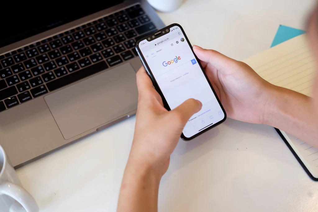 Un utilisateur sur le point de faire des recherches sur google