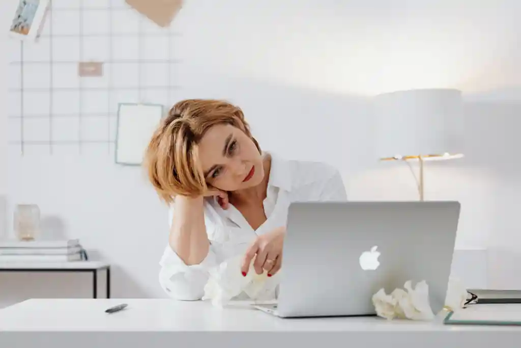 Une femme en attente la fin de l'installation de Windows sur Mac